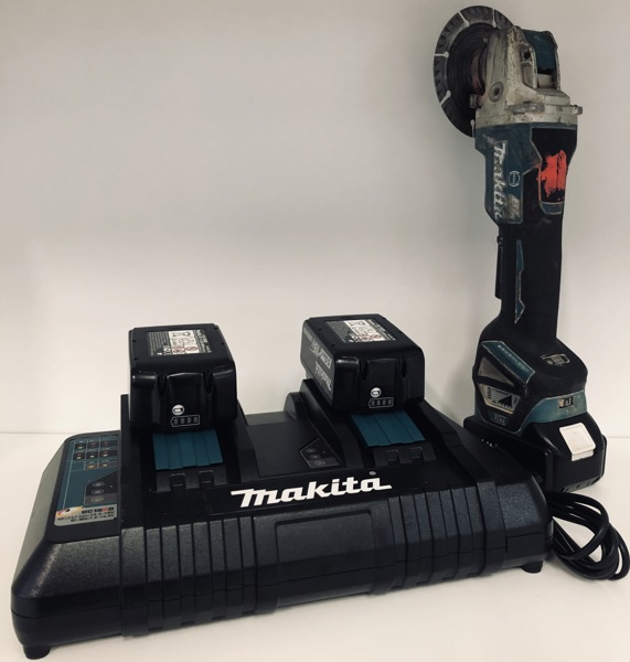 Makita (akku): DGA519 vinkelsliber, DC18RD dobbeltoplader samt 3 X 5.0Ah/18v batterier (V 547/23, 366/23)