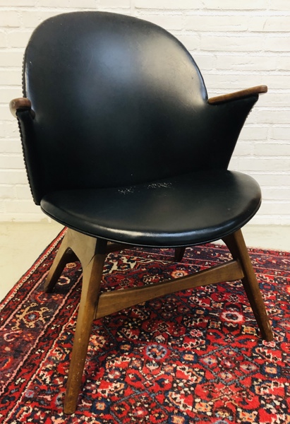 Mid-Century lounge-/grydestol m. stel af teak og betrukket m. sømbeslået sort læder 