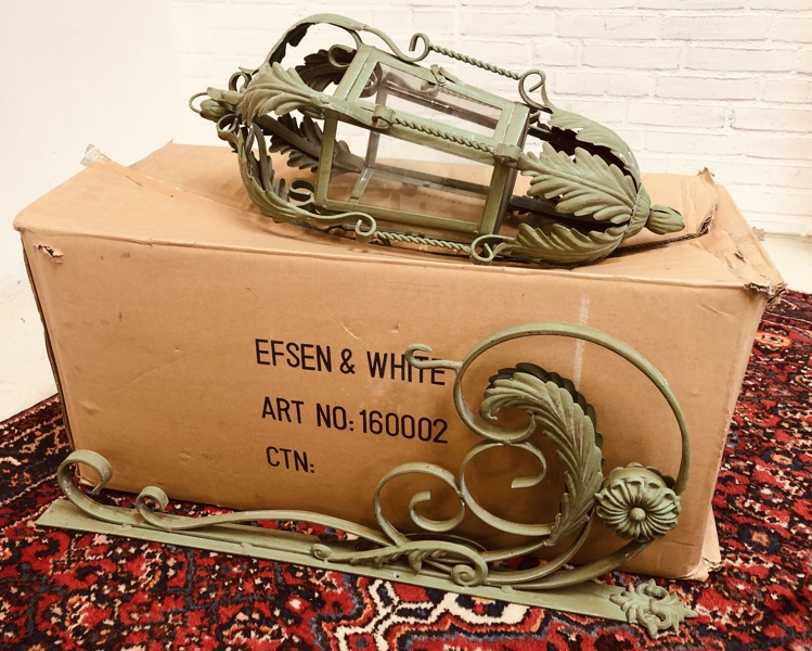 2 Væglanterner i bemalet jern prydet m. glaspartier (100cm) 