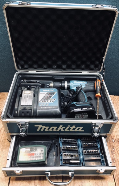 Makita (akku): DHP453 slagboremaskine, DC18RC oplader, bitsskruetrækker, målebånd 103 dele bitssæt, 2 X 1,5Ah/18v batterier samt kuffert  (V*)