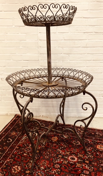 2-delt (2 niveauer) planteopsats udført i jern (Ø 70cm)