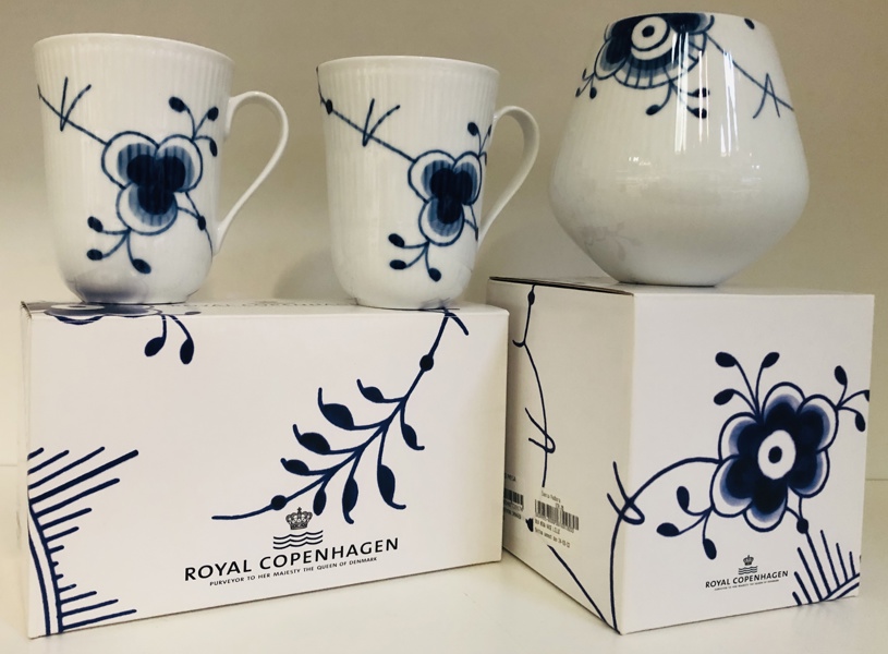 Royal Copenhagen (3 enheder): 2 Blå Mega Riflet krus (33cl) samt Blå Mega Riflet vase