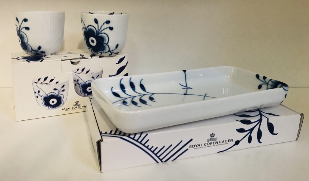 Royal Copenhagen (3 enheder): 2 Blå Mega Riflet fyrfadsstager samt Blå Mega Riflet serveringsfad