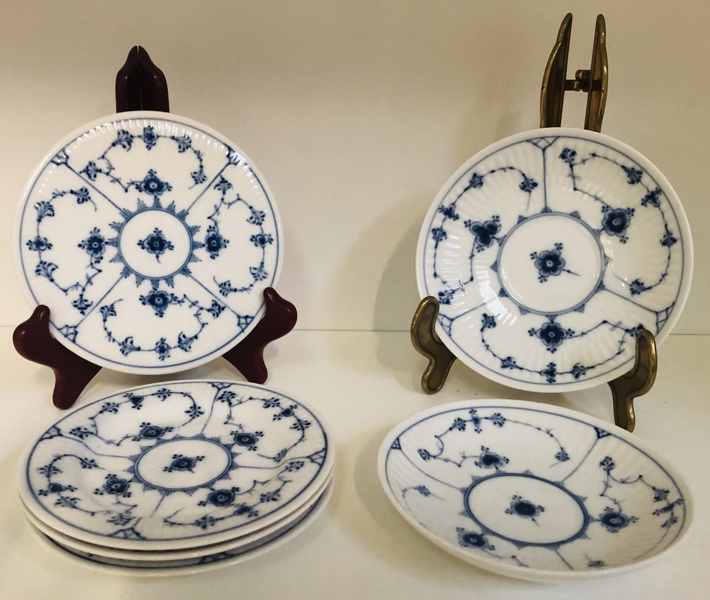 Royal Copenhagen (6 enheder): Musselmalet Riflet bordskåner (15,5cm), 3 Musselmalet, Riflet tallerkner (14cm), Musselmalet Riflet skål (15,5cm) samt Musselmalet Riflet skål (13,5cm)