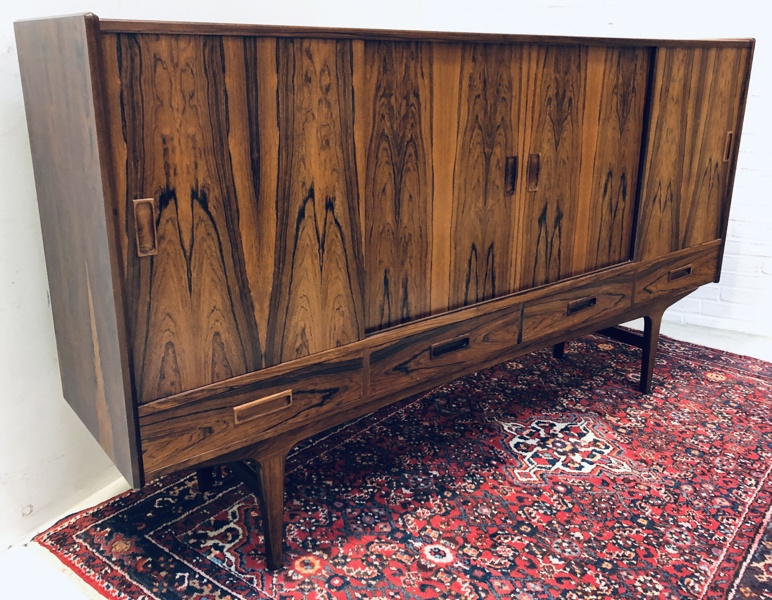 Børge Seindal 3-fløjet skænk af palisander, fremstillet ved Vestergaard Møbler