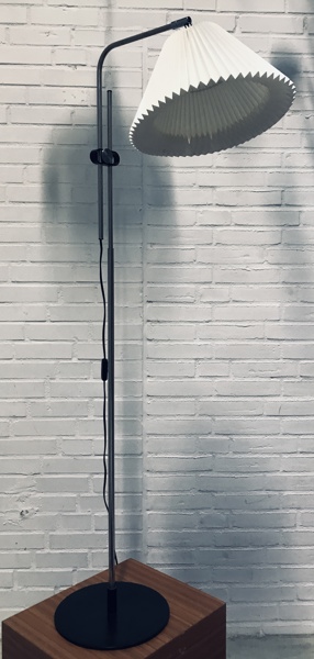Le Klint 321 standerlampe prydet m. plisseret skærm, formgivet af Michael Bang