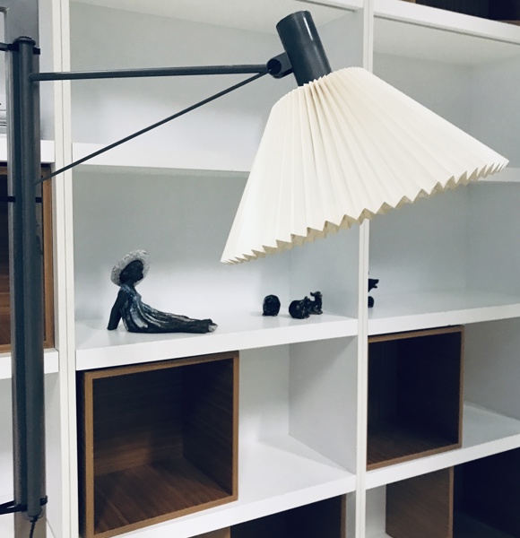 Le Klint 370 væglampe prydet m. plisseret skærm, formgivet af Flemming Agger