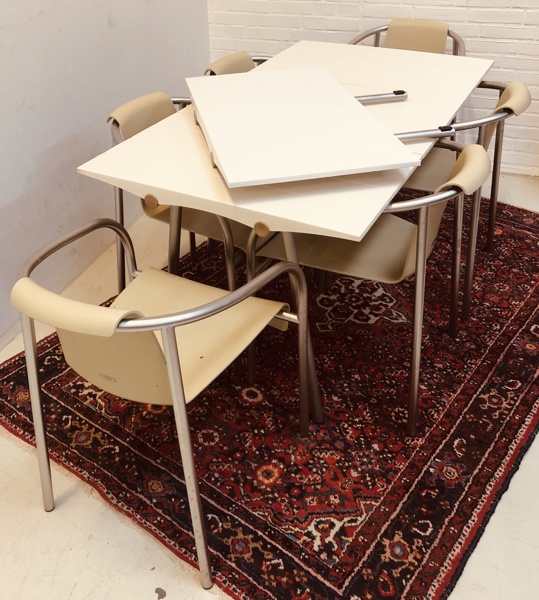 Trip Trap 'Ocean' havesæt (7 enheder) designet af Rikke Frost: 6 stole samt havebord udført i rustfrit stål og SunLoom