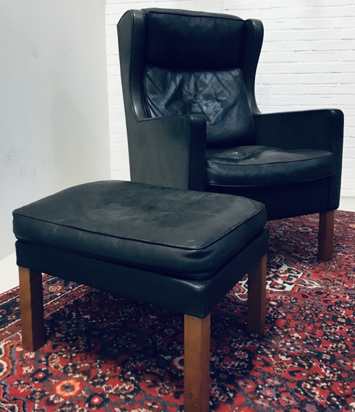 Takashi Okamura og Erik Marquardsen 'Admiral' øreklapstol m. tilhørende skammel, fremstillet hos Skippers Furniture