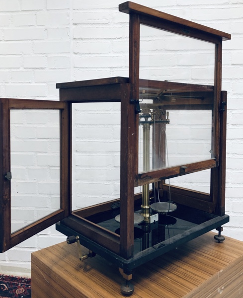 Antik apoteker-/præcisionsvægt fremstillet ved Paul Bunge, Hamburg 