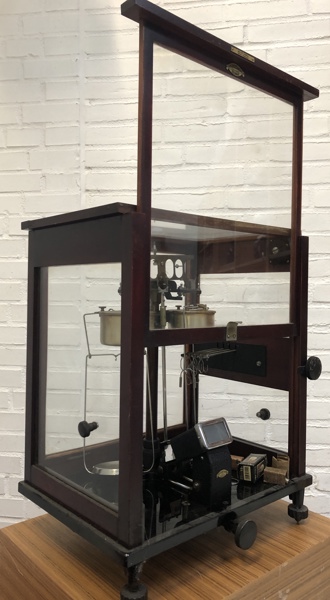 Antik apoteker-/præcisionsvægt (Model: DP2 200 gr.) fremstillet ved Sartorius Werke, Göttingen