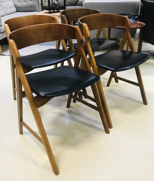 4 Henning Kjærnulf savbukkestole (model 71) af teak og bøg, fremstillet ved Boltings Stolefabrik