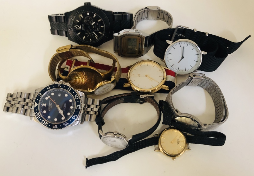 Samling af ure (10 enheder) - herunder Dissing Diver GMT (nypris ca. 2.000), Skagen Freja (nypris ca. 1.300,00), Skagen Anita (nypris ca. 1.300) GUESS Contemporary, Calvin Klein m.fl. (Å 2025-1438)