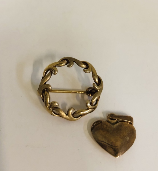 Guld: hjertevedhæng samt broche udført i 8kt./333