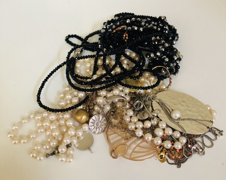 Samling af smykker - herunder dansk Sif Jacobs 'Virgo' halskæder af sølv, Hermann Siersbøl halskæde af perler, Pandora, BYS m.fl. (K 12/25) 