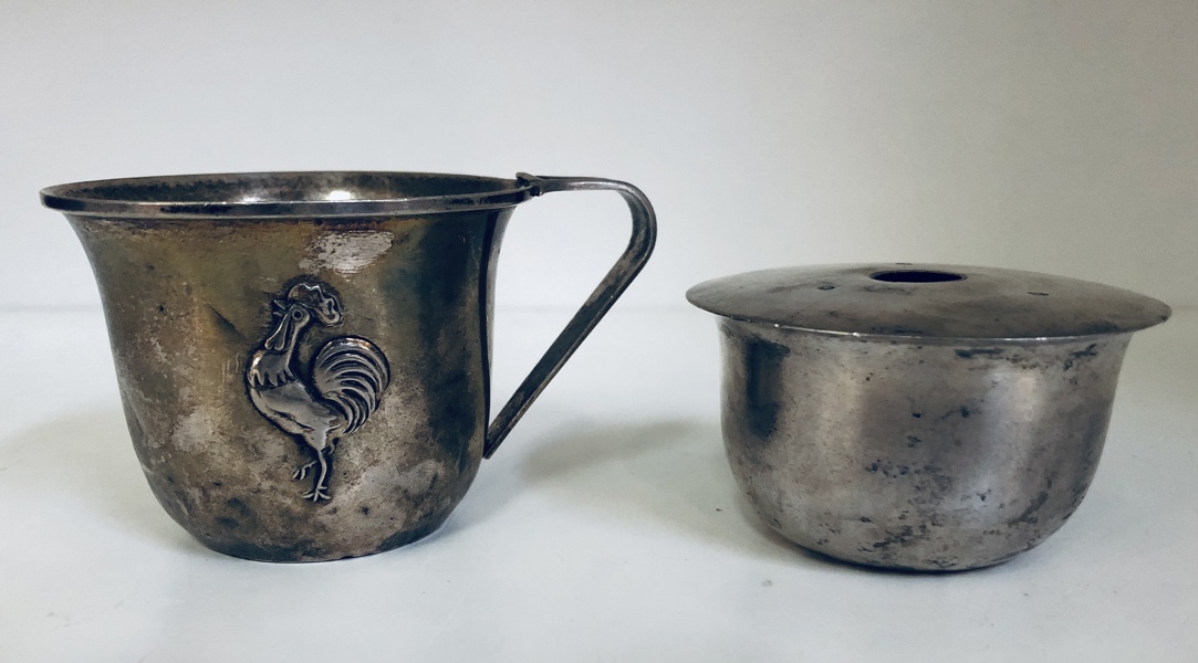 Sølv: stage samt kop prydet m. hane udført i 3-tårnet/830 - stage stemplet af stadsguardein Simon Groth