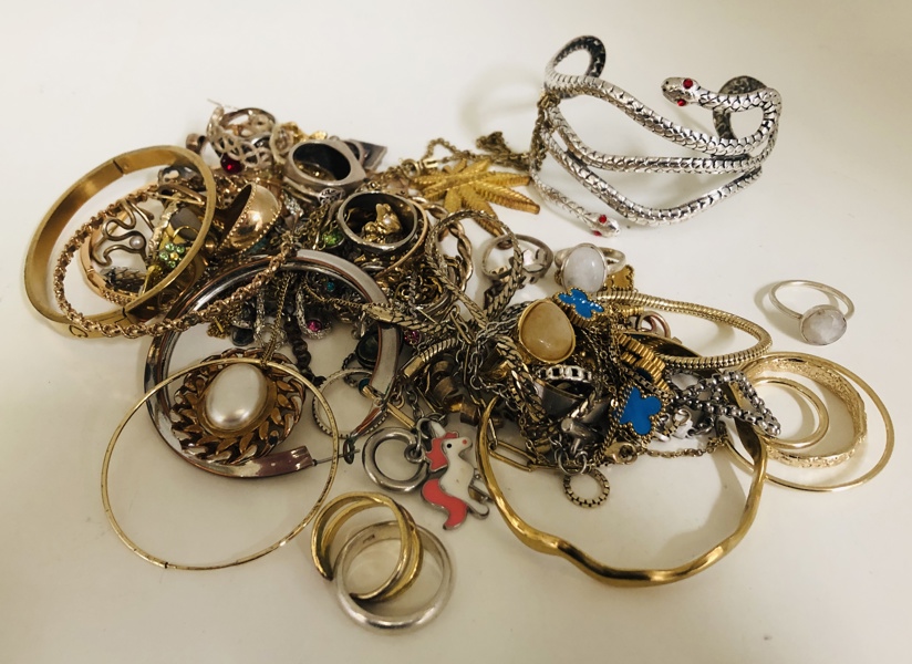 Samling af smykker - herunder signetringe, dansk sølv, halskæder m.v. (Å 2025-1434)