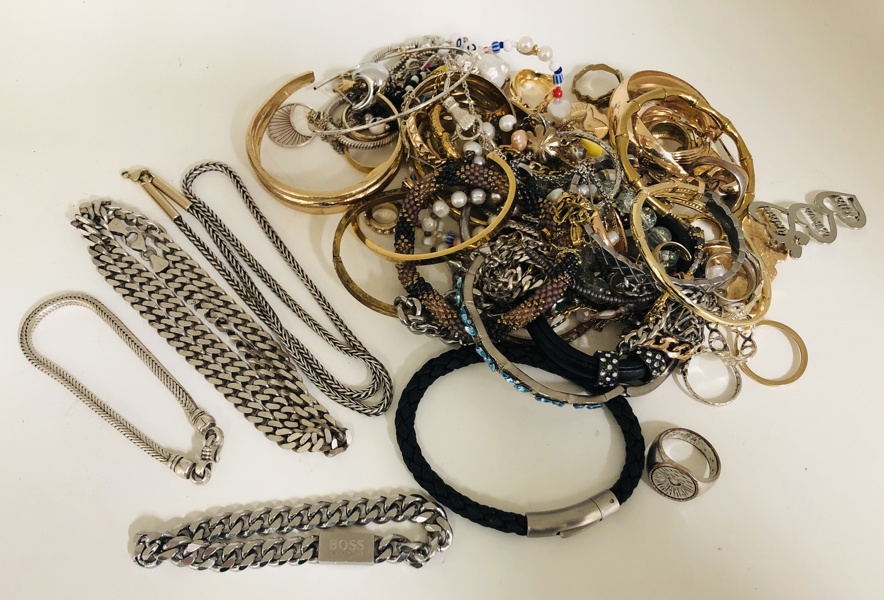 Samling af smykker - herunder kraftig Benhard Hertz halskæde af sølv, Hugo Boss panserarmlænke, Pandora armlænke, danske sølvkæder m.fl. (Å 2025-1439)