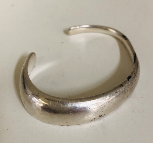 Georg Jensen 'Curve' armring, formgivet af Regitze Overgaard i 2020 (Å 2025-1181)