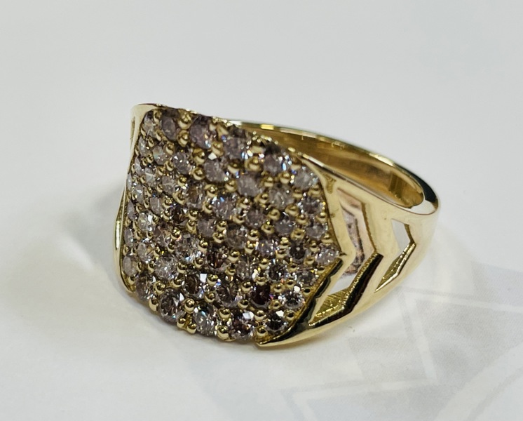 Guld: Pavé ring udført i 14kt./585 prydet m. 51 brillantslebne diamanter m. tilhørende IGI Certifikat