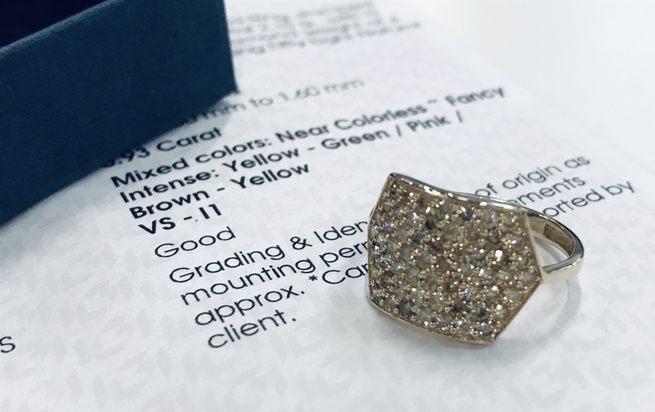 Guld: Pavé ring udført i 14kt./585 prydet m. 58 brillantslebne diamanter m. tilhørende IGI Certifikat