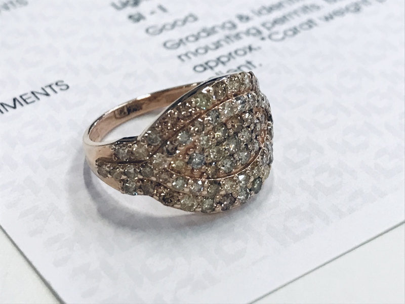 Guld: Pavé ring udført i 14kt./585 prydet m. 71 brillantslebne diamanter m. tilhørende IGI Certifikat