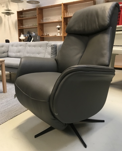 Hjalmer elektrisk otium-/lænestol m. styringspanel elegant integreret