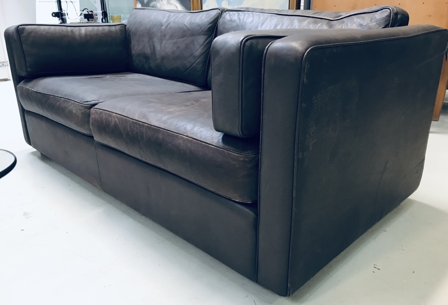 Erik Jørgensen 2-pers. sofa, betrukket i gråt okselæder