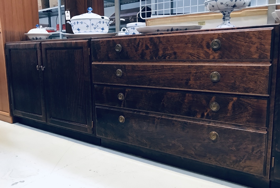 2 Asko Eksport (Finland) mid-century skabe/skuffemodul (5 skuffer) på sokkel prydet m. profilerede låger af Aukusti Asko-Avonius