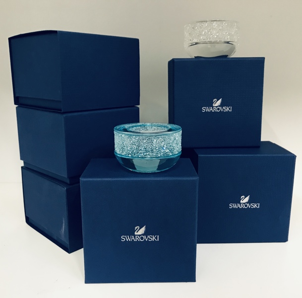 6 Swarovski Shimmer Tea Light fyrfadsstager prydet m. hundredvis af Swarovski-krystaller i Crystal Rock-teknik (6 farver)