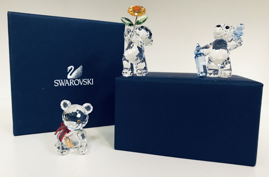 3 Swarovski figurer: 'Kris Bear - Especially for you', 'Kris Bear - With honey pot' samt 'Kris Bear - It's a boy'