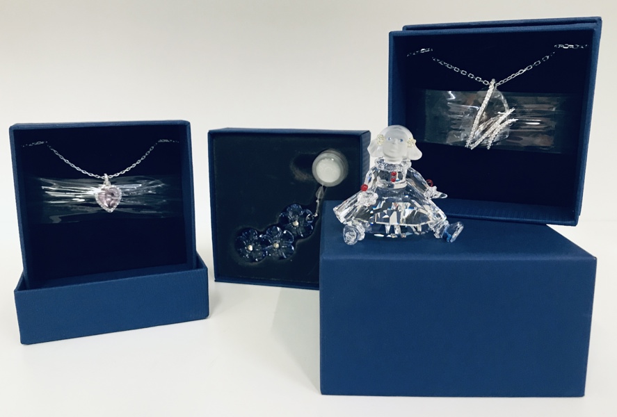 Swarovski: 'Siddende dukke', 2011 Arktisk SCS blomst, Limited 2012 hjerte-halskæde samt Limited  hjerte-halskæde samt 