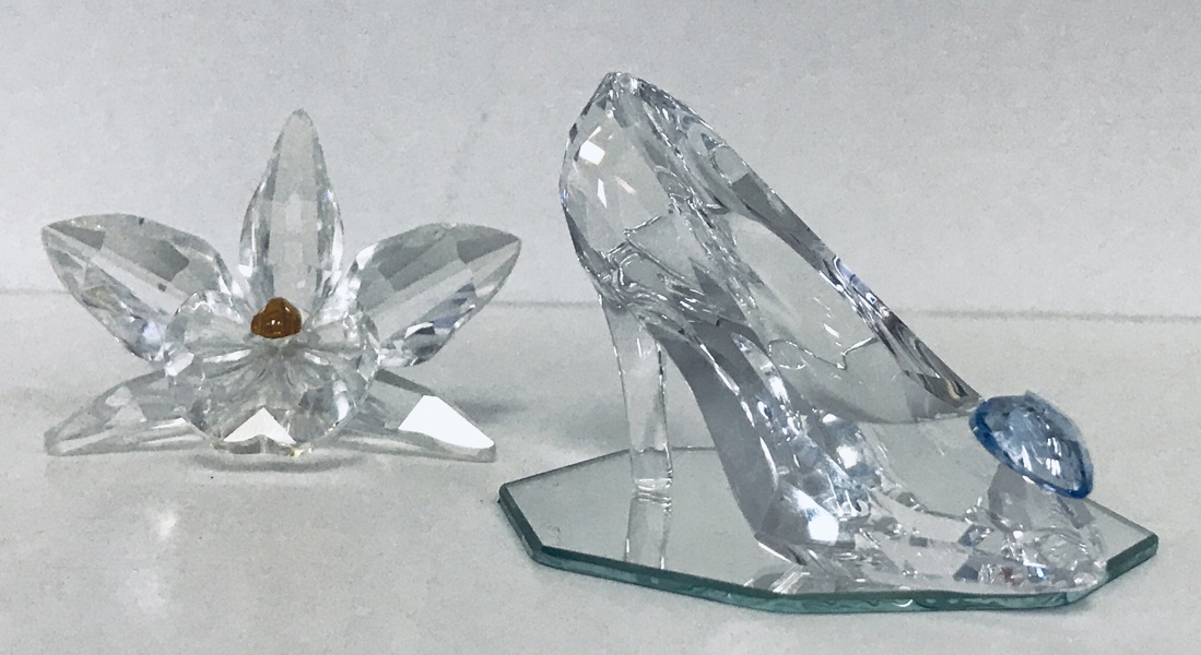 Swarovski figurer: Limited Disney Cinderella (Askepot) sko fra 2012 samt Liggende Orkidé