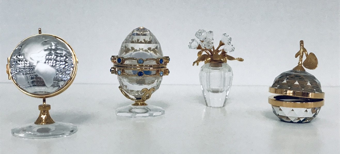 Swarovski figurer (4 eneheder): 1996 Gold Globe, Egg with Garland Gold, 1980 Apple Gold samt Gold Spring Flower Vase