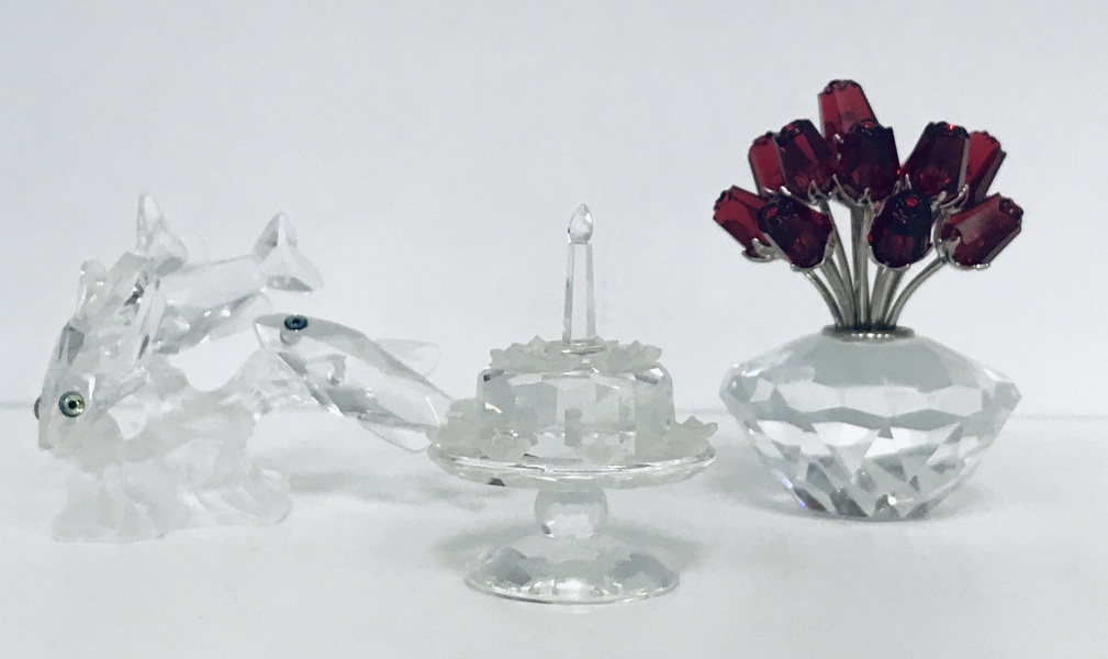 Swarovski (3 enheder): SCS 2002 'Vase of Red Roses', SCS 1987 'Birthday Cake' samt 1993 'South Sea Fish'