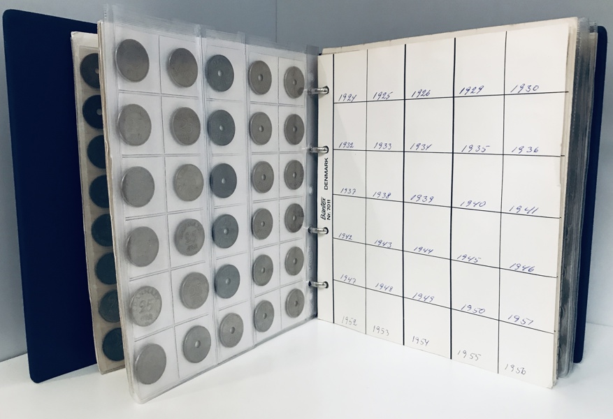 Samling af mønter i mappe - herunder Danmark, Norge, Sverige
