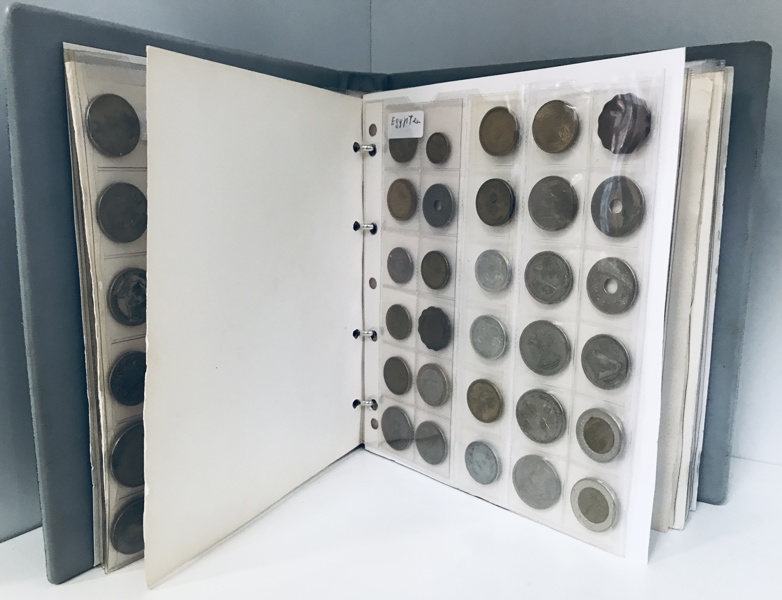 Samling af mønter i mappe - herunder Tunesien, Botswana, Uganda, Singapore, Sri Lanka, Filippinerne, Rumænien 