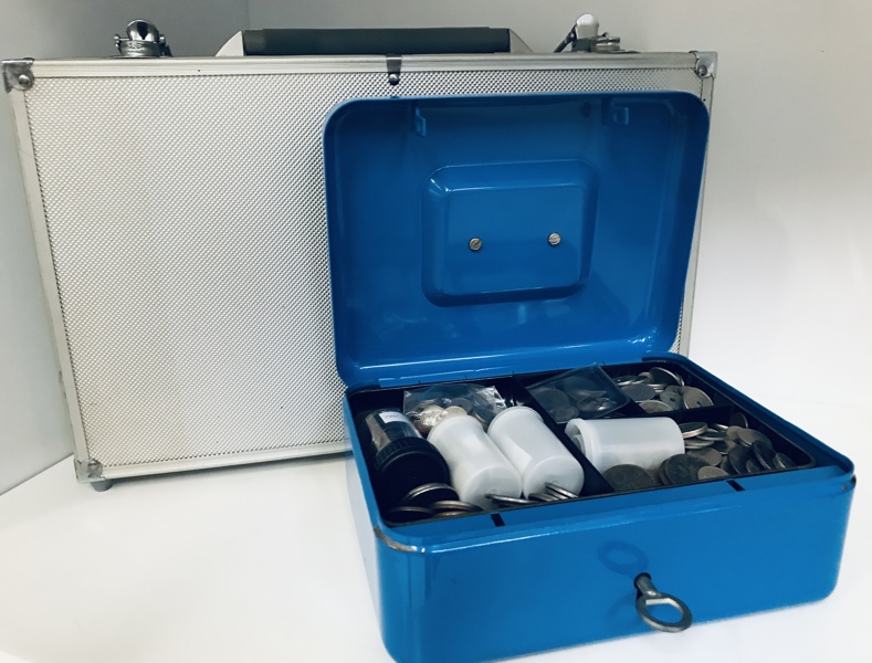 Samling af mønter i pengekasse samt displaykuffert til møntsamling