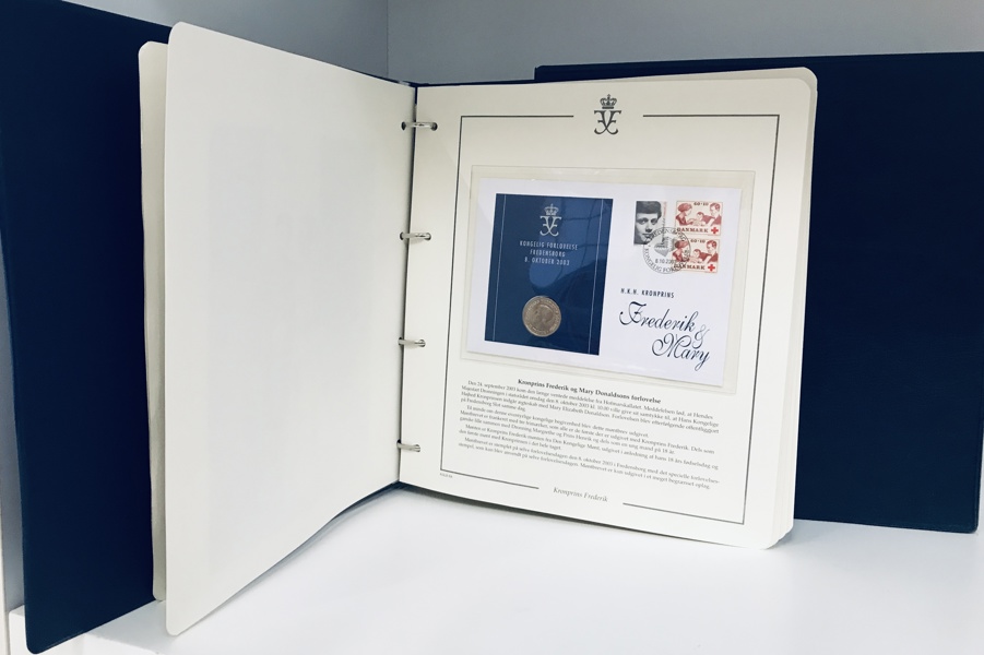 Dronningesamlingen bestående af jubilæums mønter (gangbar), frimærker og førstedagskuverter