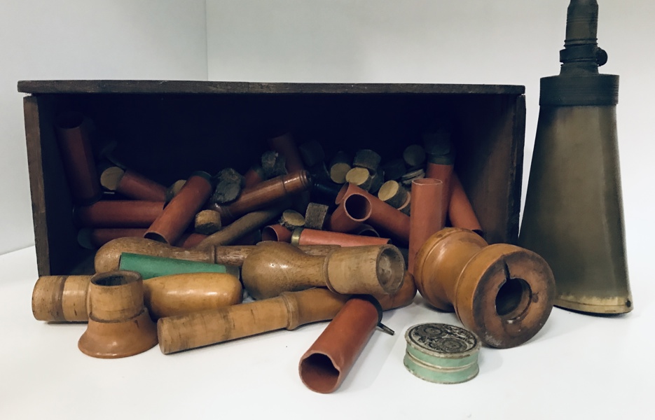 Samling af antikke effekter til  hjemmeladning af haglpatroner - herunder krudthorn, patroner, hagl, greb m.v.