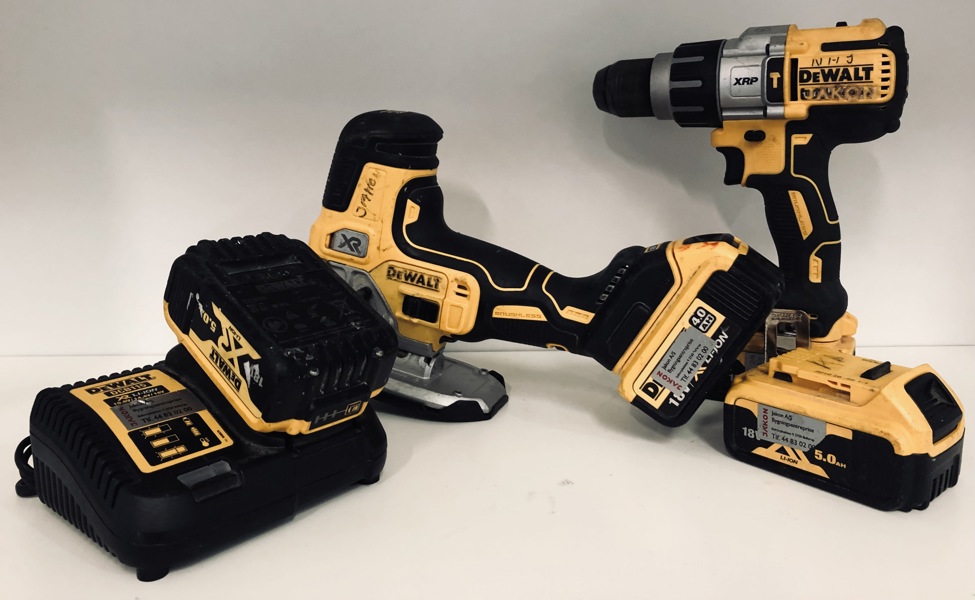 DeWalt (akku): DCS335 stiksav, DCD996 slagboremaskine, DCB115 oplader, 3 X 5.0Ah/18v batterier samt 4.0Ah/18v batteri (P 195, 196, 198, 199/24)