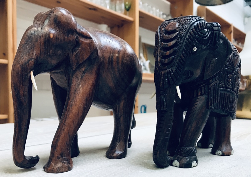 2 Elefanter af udskåret hårdt træ - én prydet m. ciseleringer