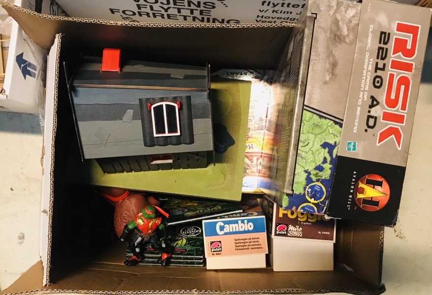 Samling af af legetøjm, spil og bøger - herunder Turtles, Risk, Foogle, Bamses hus m.v.