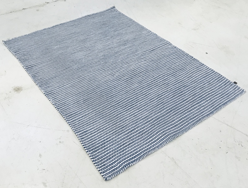 Kilroy blå/hvid strippet gulvtæppe 