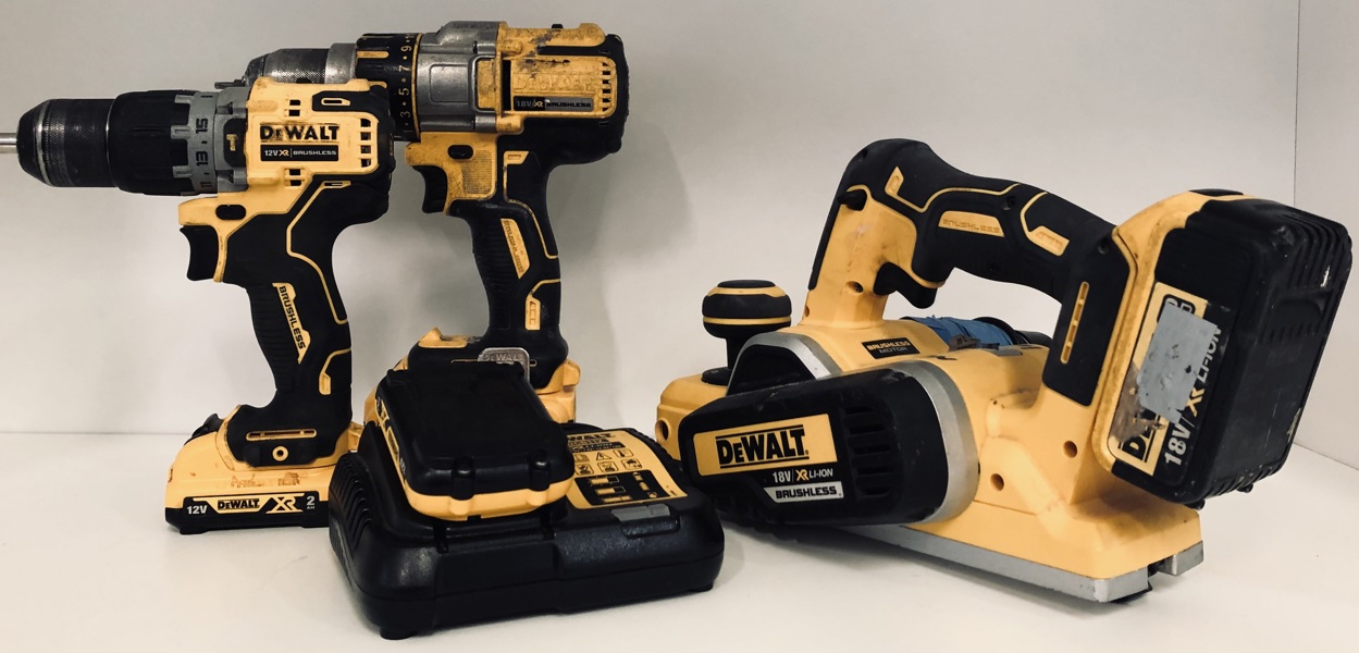 DeWalt (akku): DCP580 høvl, DCD706 slagboremaskine, DCD995 slagboremaskine, DCB112 oplader, 2 X 2.0Ah/12v batterier, 4.0Ah/18v batteri samt 5.0Ah/18v batteri (P 194, 197, 215, 216/24)