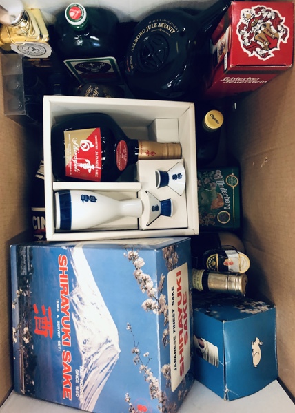 Kasse m.  spritus, vin snaps m.v. () - herunder Shirayuki Sake (sæt) m. tilhørende Sake kande og kopper, Aalborg Juleakvavit (2002), Hesselbjerggård Hazel kirsebærvin, Cinzano Blanco m.fl.