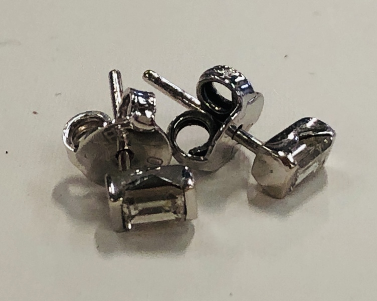 Guld: Ørestikker udført i 18kt./750 prydet m. sten