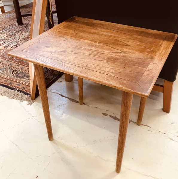 Mid-Century side-/sofabord af teak
