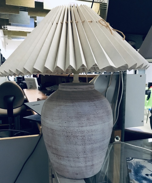Keramik bordlampe prydet m. plisseret skæm