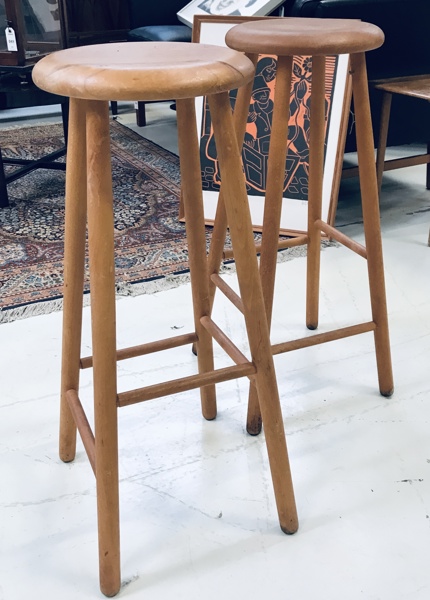2 Barstole af egetræ - formentlig fremstillet ved Trævarefabrikkerne 